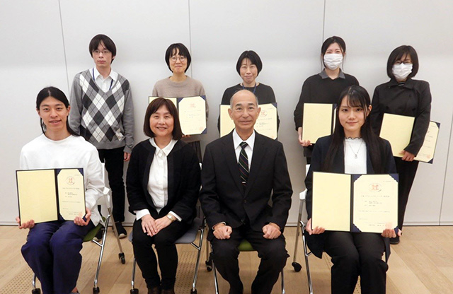 New accessibility leaders present at ceremony with VP Okamura (front, 2nd from right) and Student Guidance and Accessibility Section Head Noriko Michimata (front, 2nd from left)